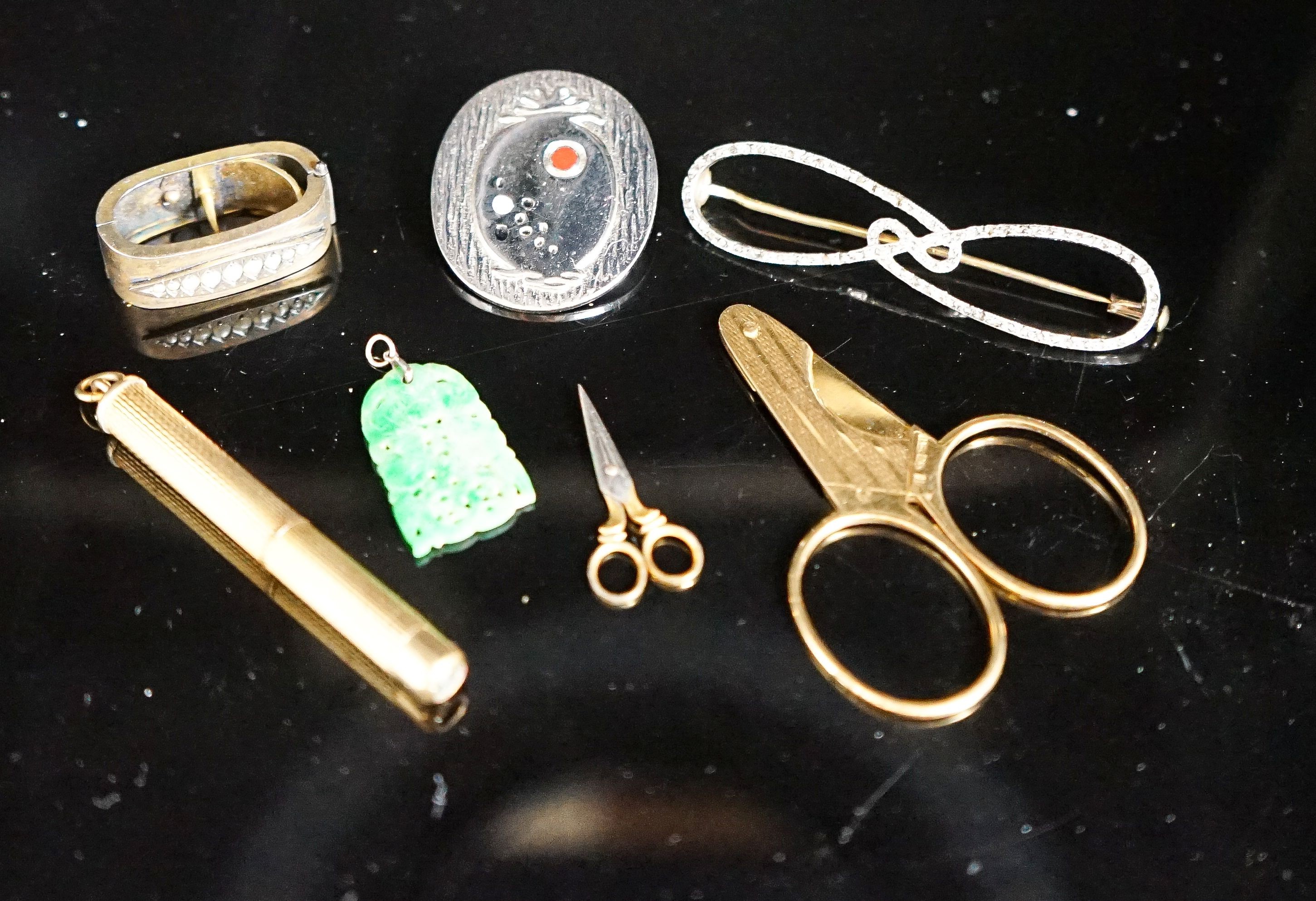 Mixed jewellery including an 18ct cigar cutter, 5cm, 7.9 grams, an engine turned 9ct gold propelling tooth pick, a jade pendant, scarf clip etc.